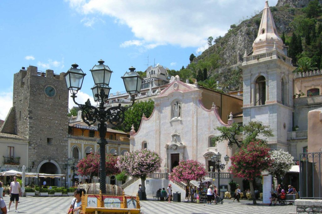 Taormina_piazza_IX_Aprile sicilie tourisme